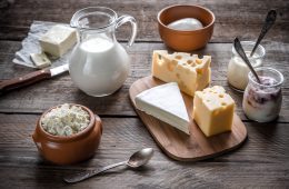 Various types of dairy products that contain calcium