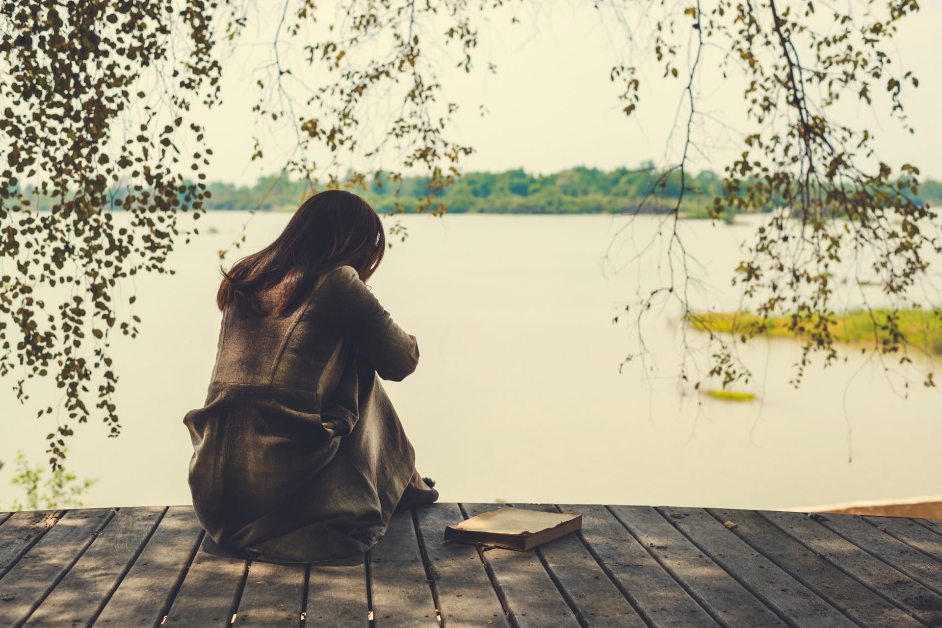 Slika naših trenutnih osećanja - Page 5 Lonely-sad-woman-sitting-looking-out-at-the-water